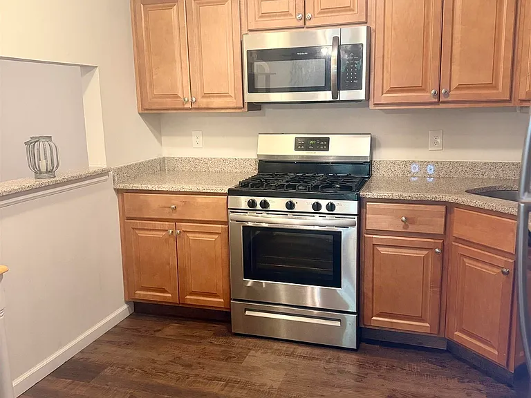 217 Colonial Ct — Photo 4