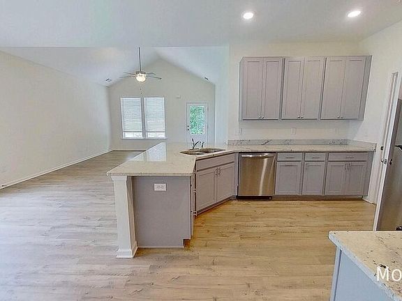 5th image of 32 Shamrock Ln