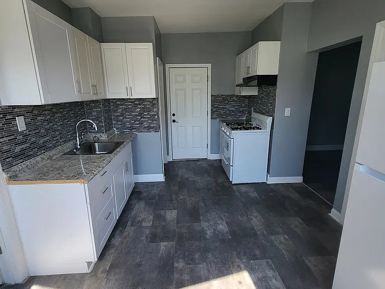 132 Oliver Ave #3R — Photo 6