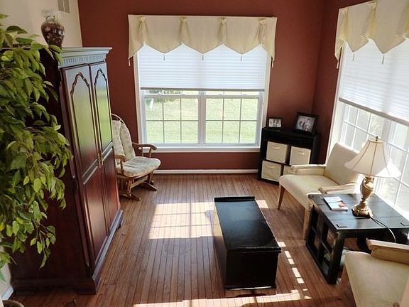 4th image of 215 Horseshoe Dr