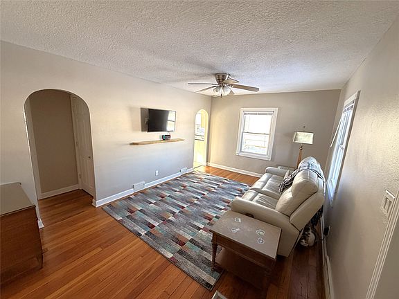 2nd image of 1704 Merle Hay Rd