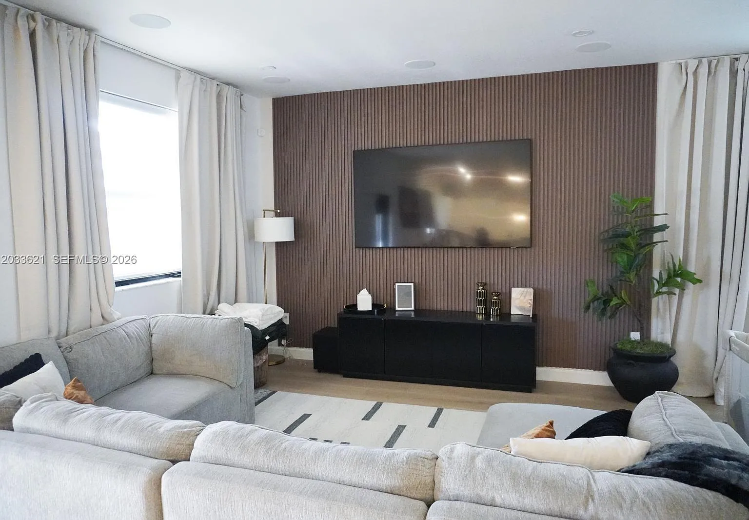 4 bed, 2205 sqft, $4,325 — Photo 2
