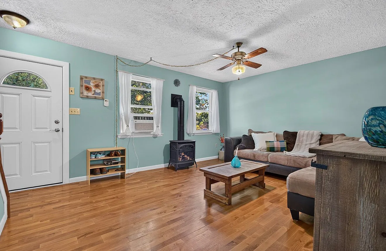 1088 Monticello Ln — Photo 3