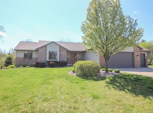 W9261 Red Feather Dr, Cambridge, WI 53523