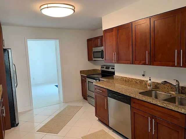 3 bed, 1280 sqft, $2,900 — Photo 4