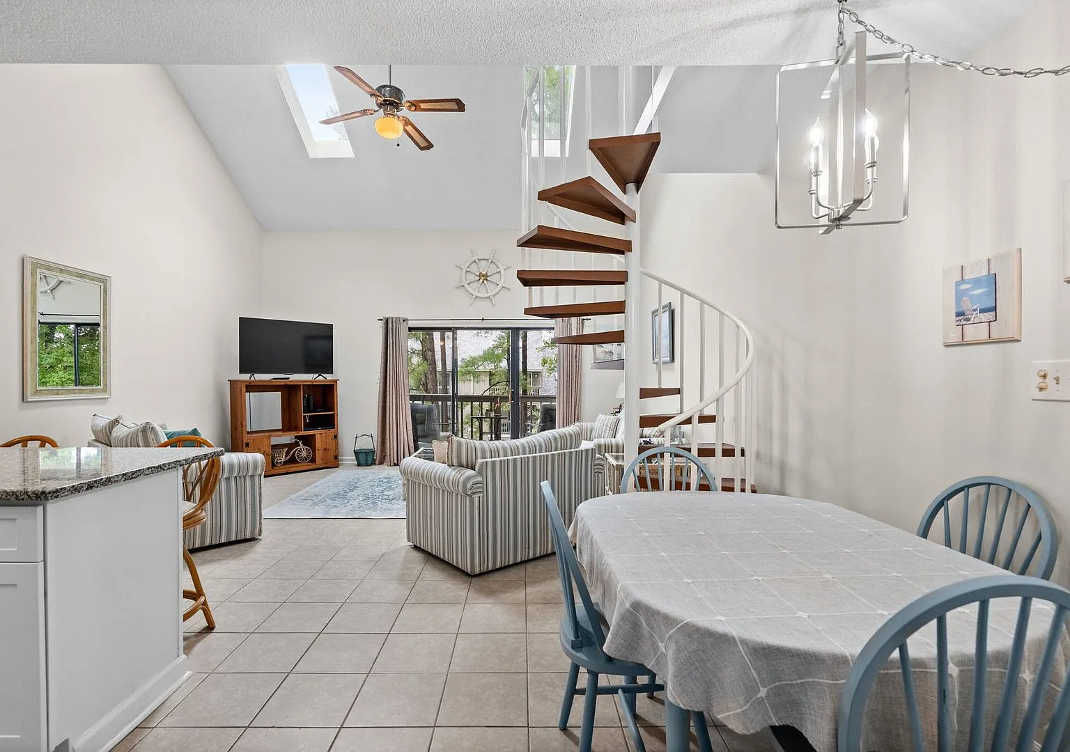Long Term Furnished Top Floor Condo - Your Bright & Spacious Beach Getaway Awaits! — Photo 2