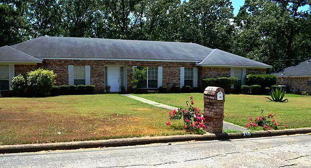 1st image of 210 Pebble Creek St