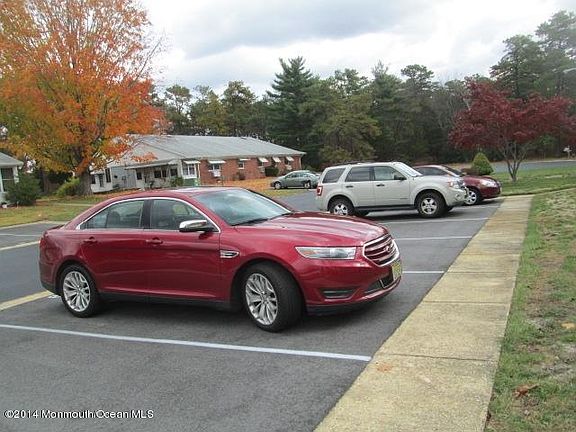 4th image of 32 Crestwood Court #B