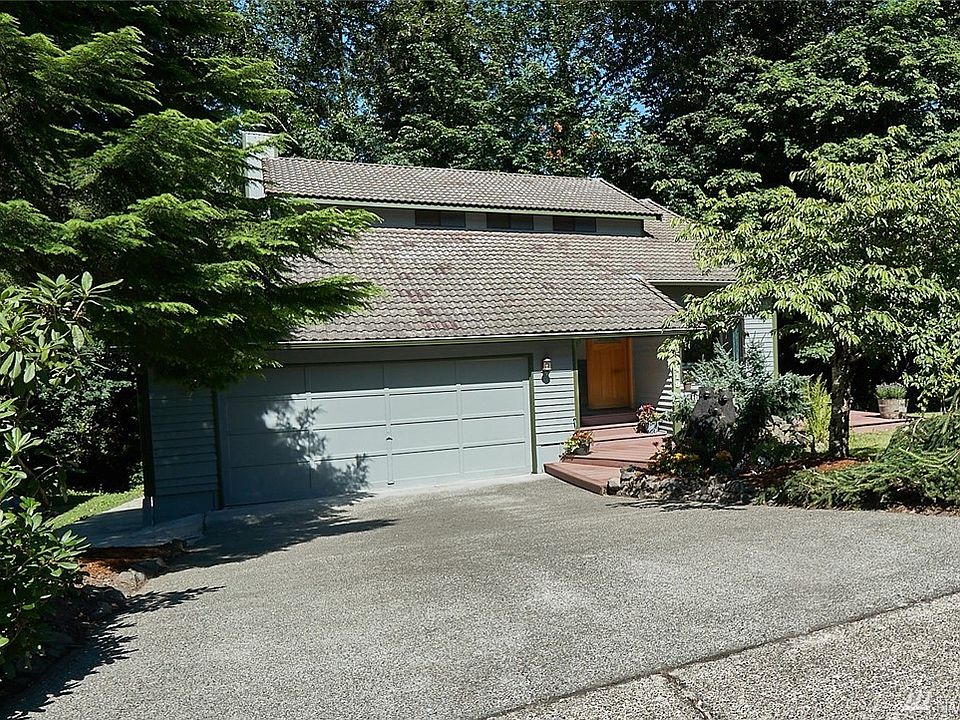 Welcome home to Boulevard Lane and this spacious 4 bedroom home.