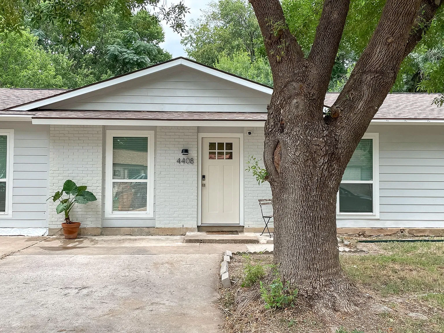 3 bed, 1300 sqft, $2,400 — Photo 2