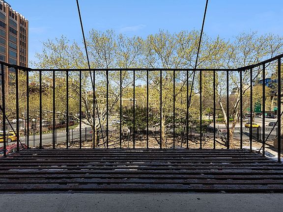 4th image of 39 N Moore St APT 2A