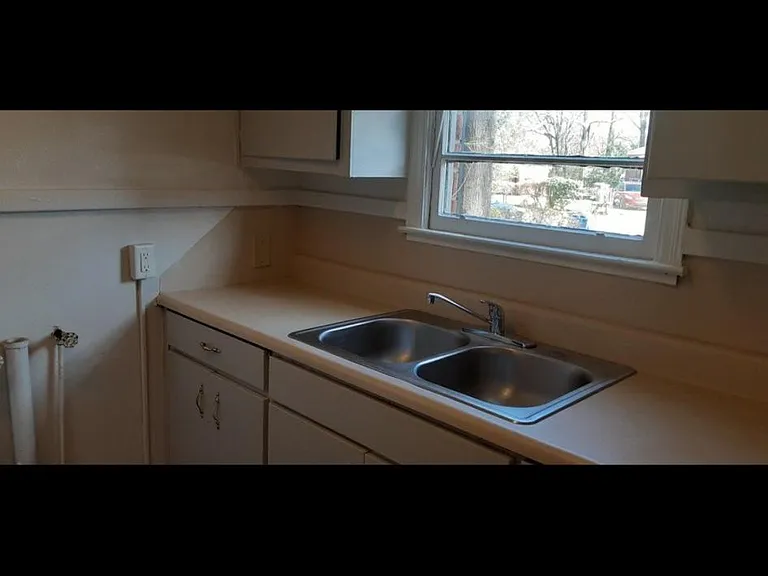 2425 Howe Ave — Photo 5