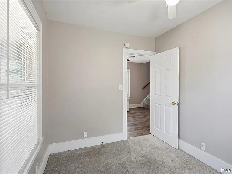 735 E Maxlow Ave — Photo 13