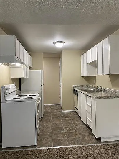 Riverside Manor - C11 — Photo 4