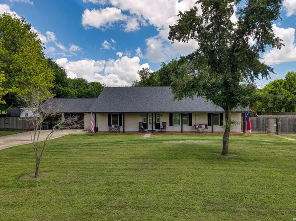 207 Woodlake Dr, McQueeney, TX 78123