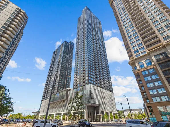 395 Square One Dr #3304, Mississauga, ON L5B 0E2