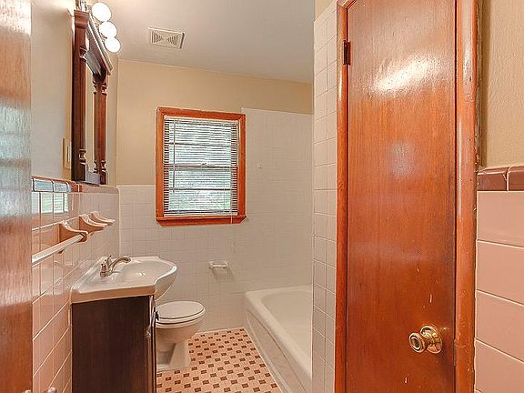 2nd image of 1709 Cornelia Ln
