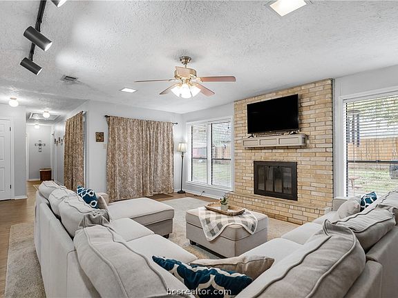 5th image of 3706 Valley Oaks Dr