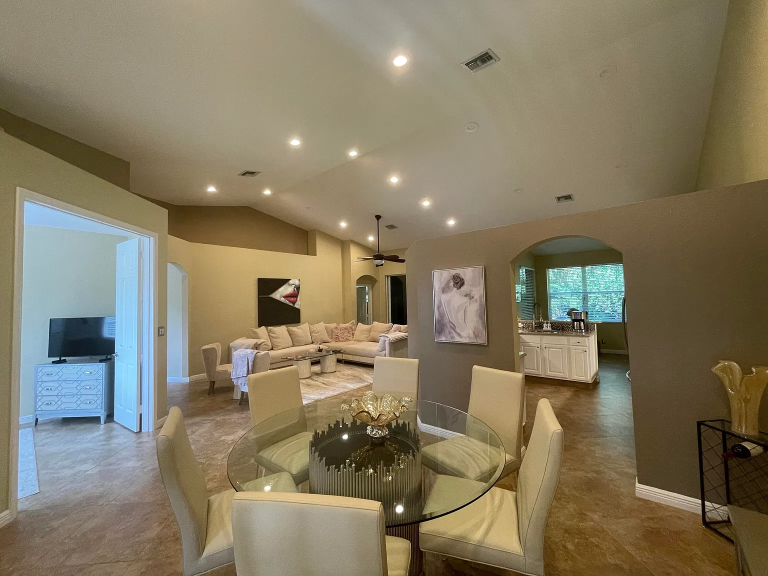 3 bed, 2.0 bath, 1716 sqft, $3,900 — Photo 3