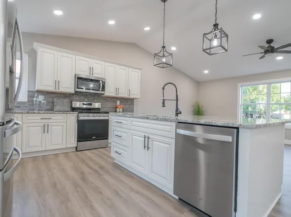 8068 E 123rd Pl, Crown Point, IN 46307