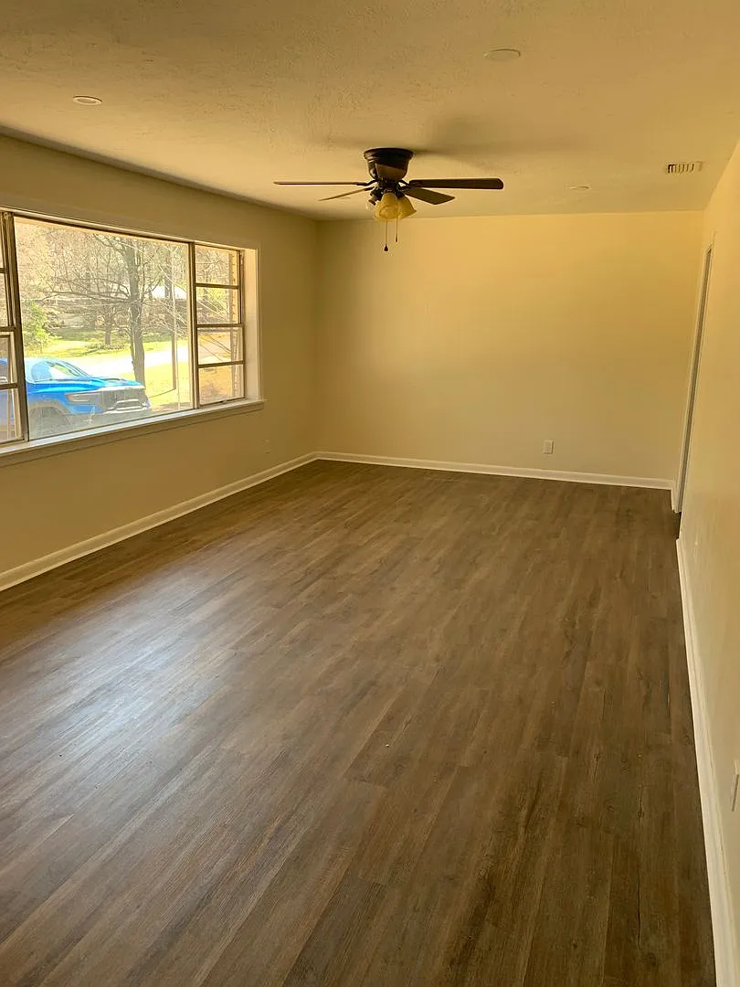 3 bedroom, 2 full bath Brick Home in Yarbrough subdivision — Photo 3