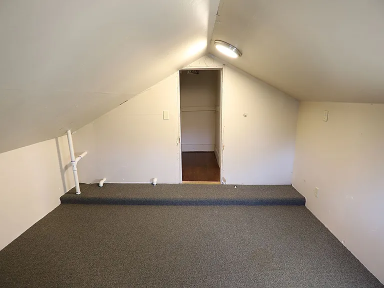 443 Gladstone St — Photo 11