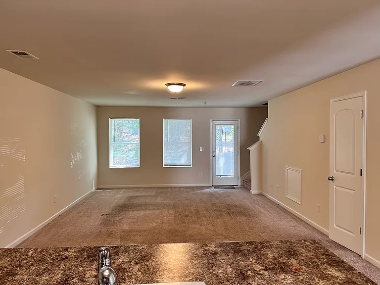2132 Belmont Cir — Photo 4