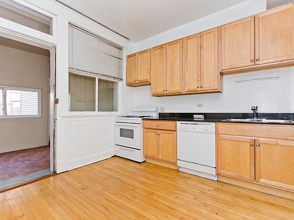 2nd image of 938 W Argyle St #3