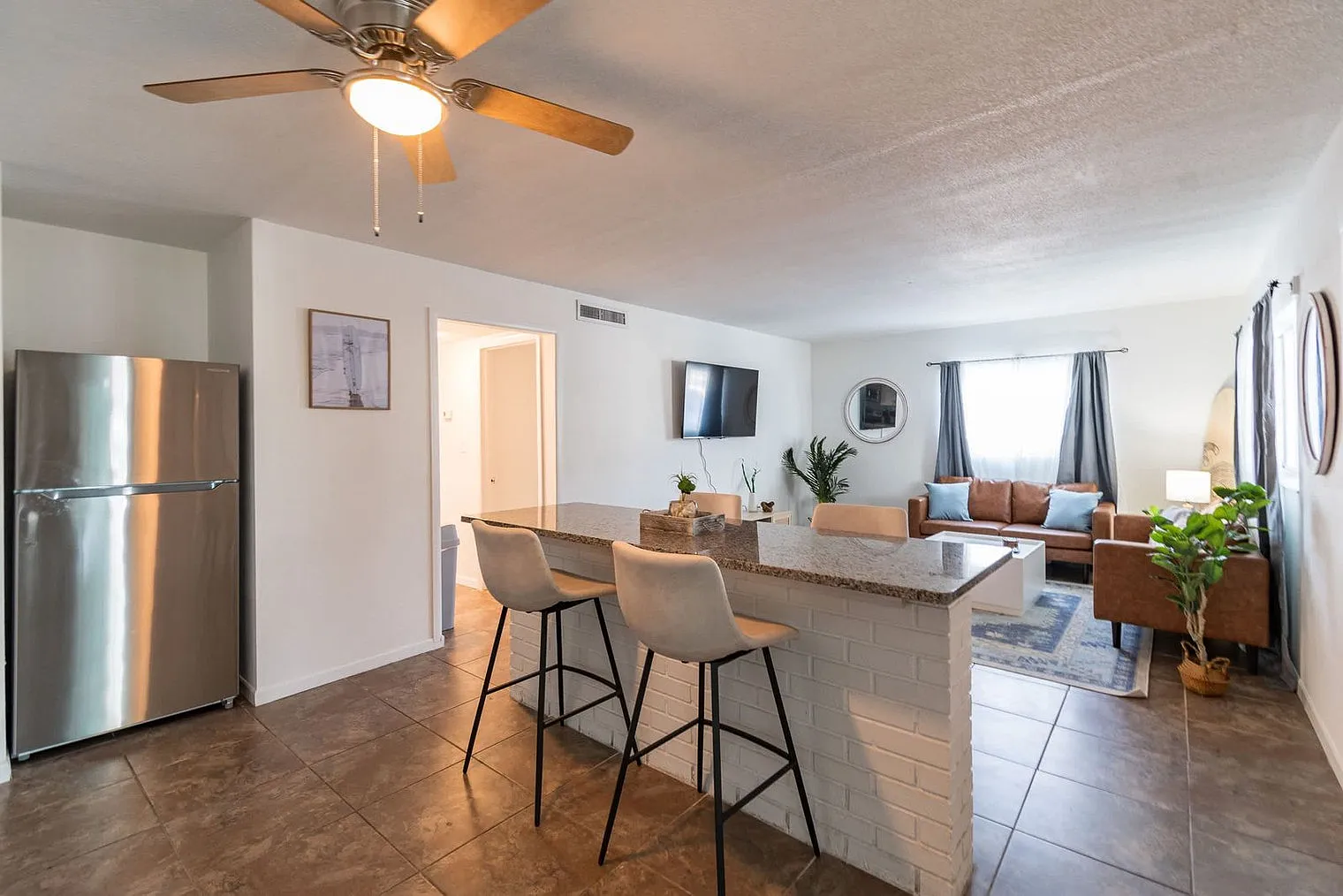 2 bed, 1.0 bath, 796 sqft, $2,381 — Photo 2