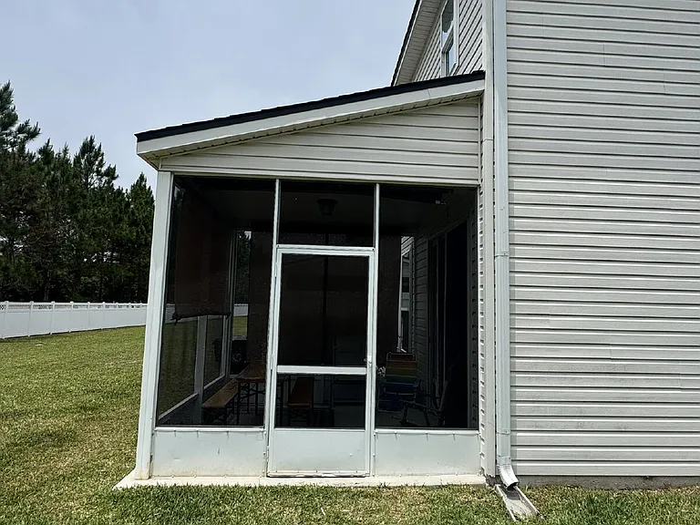 670 Grover Ln — Photo 3