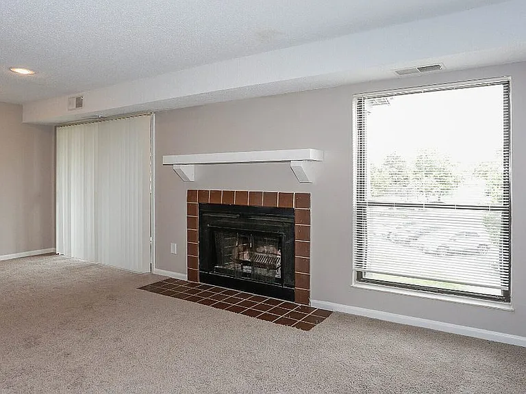 Chimneys Of Oak Creek Apartments — Photo 21