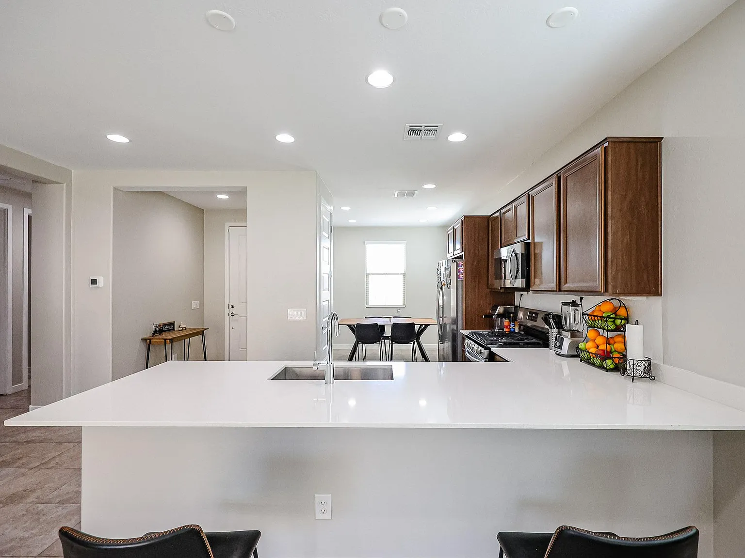 3 bed, 1400 sqft, $2,195 — Photo 4