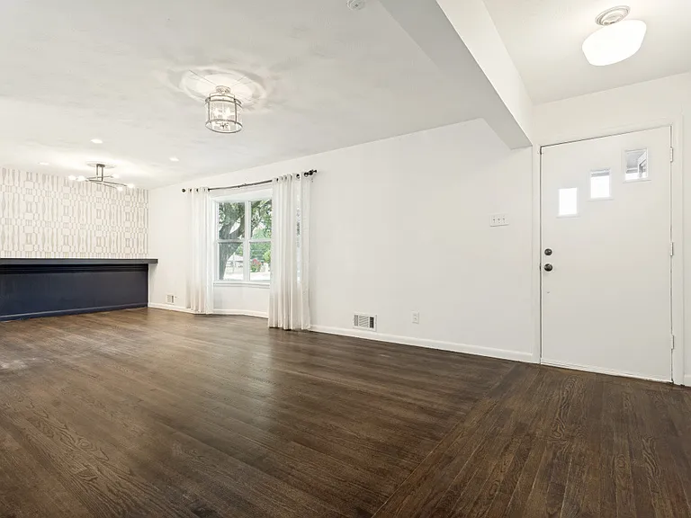428 E Spring Valley Rd — Photo 6