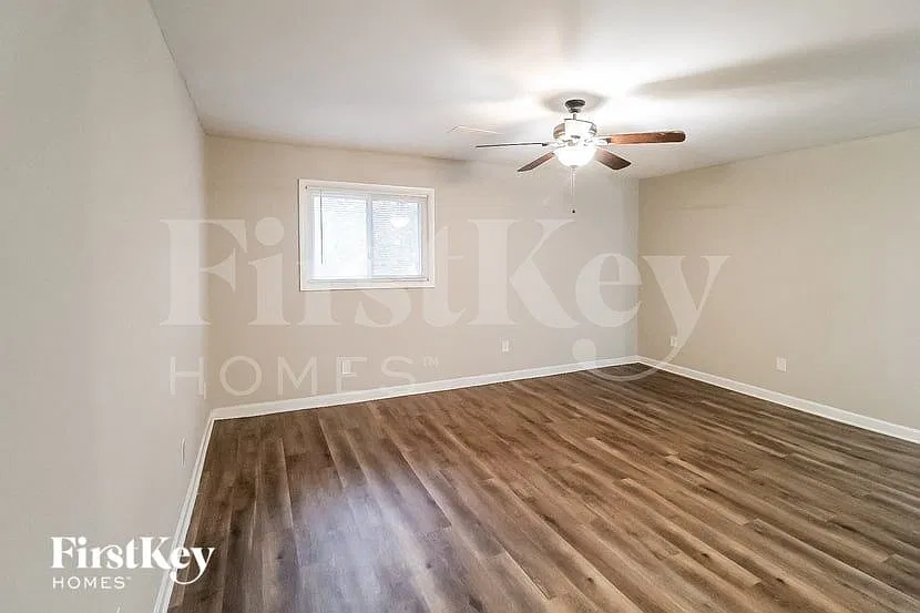 3 bed, 2.0 bath, 2310 sqft, $2,205 — Photo 2