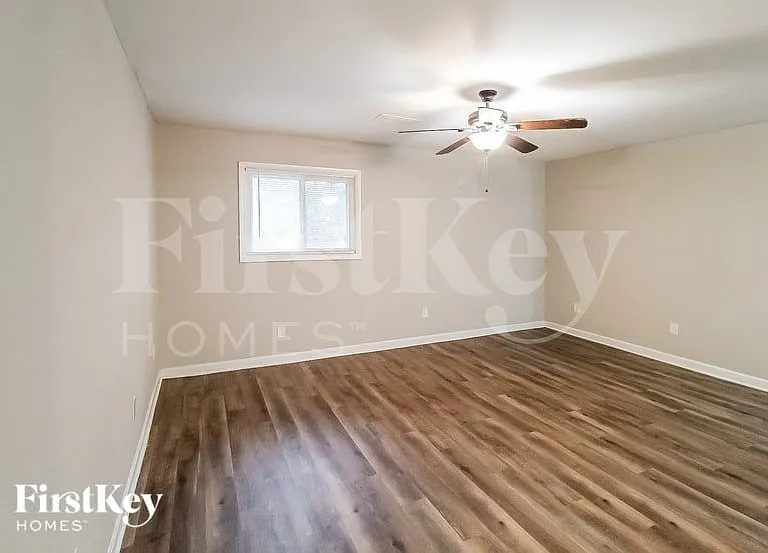 2483 Kings Park Cir — Photo 2