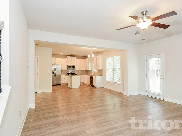 584 Ireland Ln — Photo 4