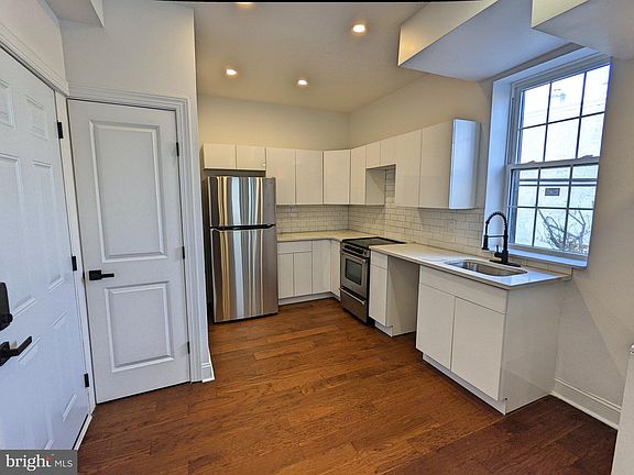 4th image of 835-837 Corinthian Ave #1