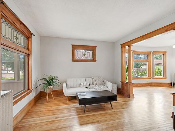 5th image of 390 Geranium Ave E