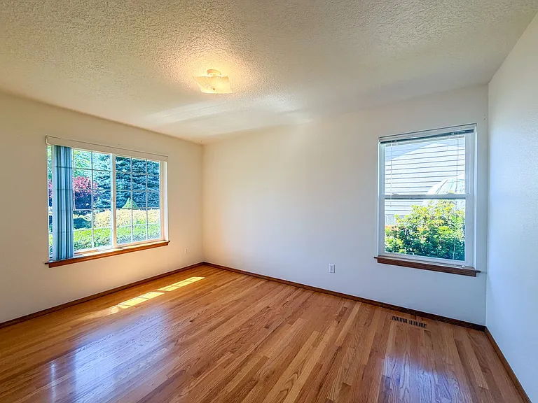 364 SE Davis Ct — Photo 27