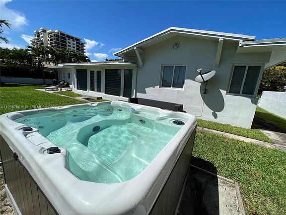 4th image of 860 N Venetian Dr #0
