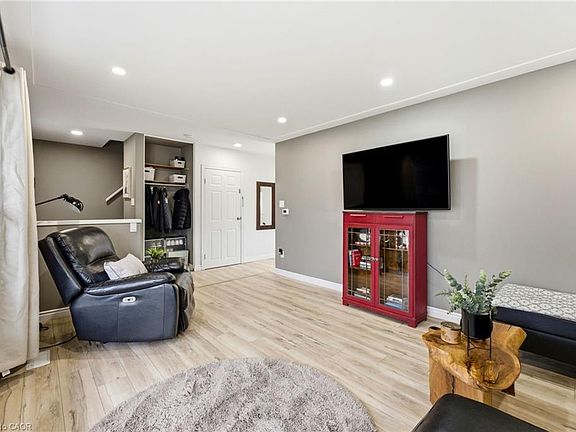 5th image of 300 Stonybrook Dr