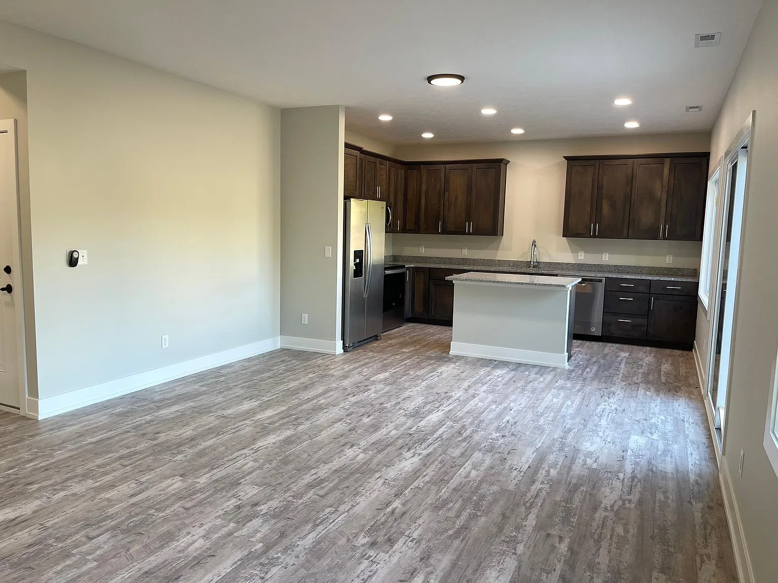 4 bed, 3.5 bath, 1916 sqft, $2,345 — Photo 3