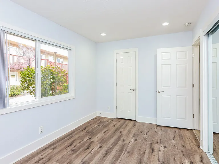 Monarch Apartments — Photo 14