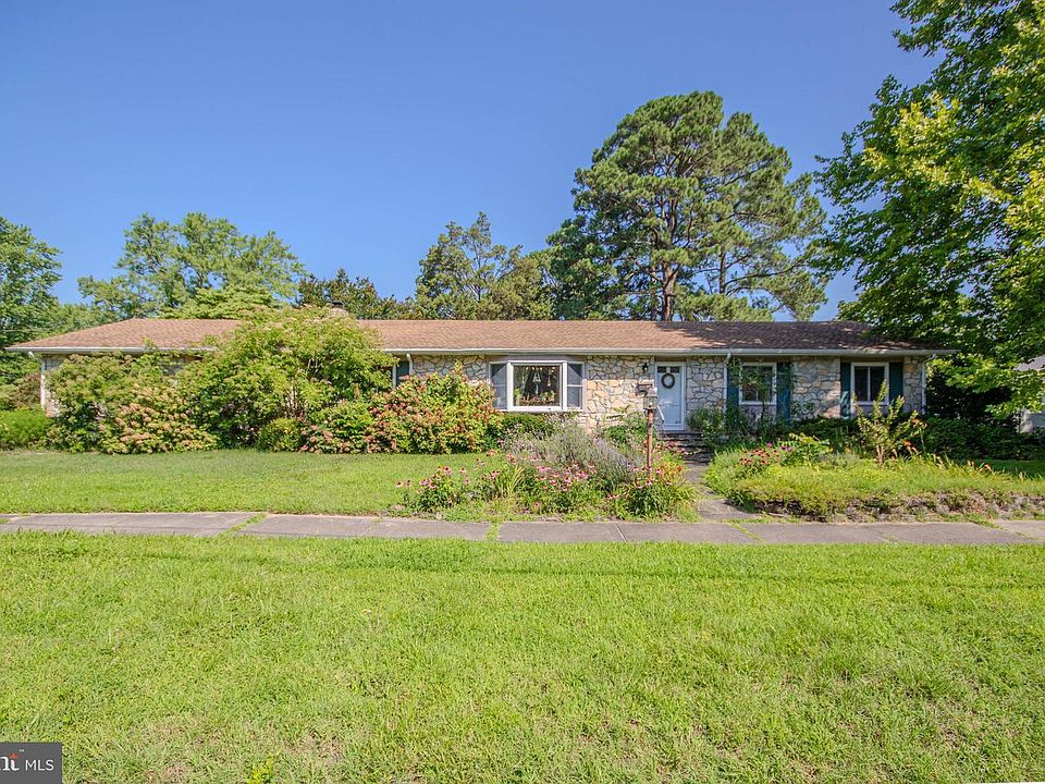 1st image of 816 Riverside Dr