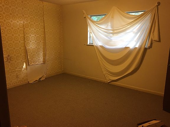 2nd image of 208 E Eleanor St