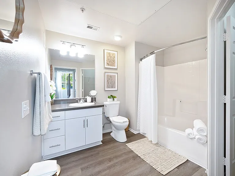 Eagle Glen Apartments — Photo 5
