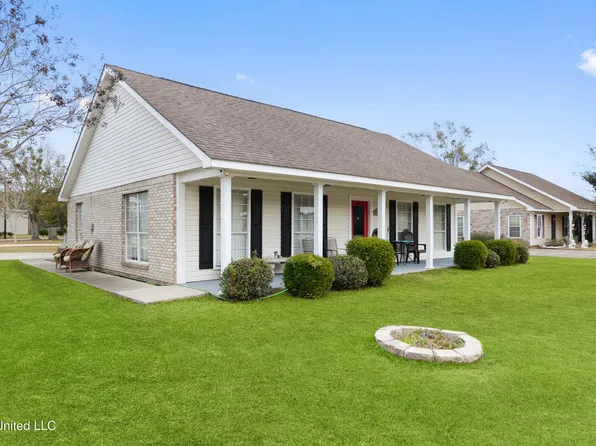 612 Waveland Ave, Waveland, MS 39576