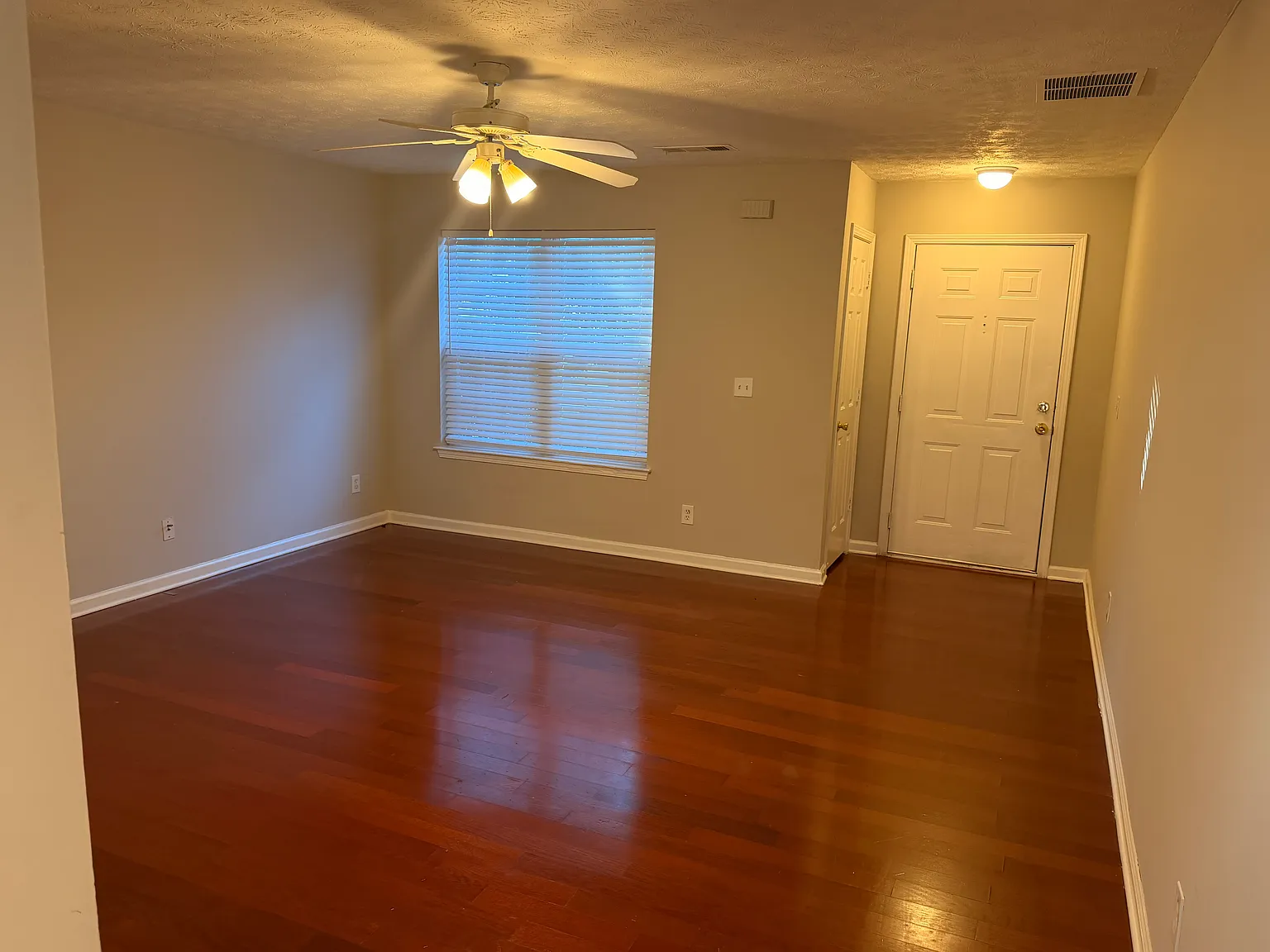 3 bed, 1481 sqft, $2,100 — Photo 2