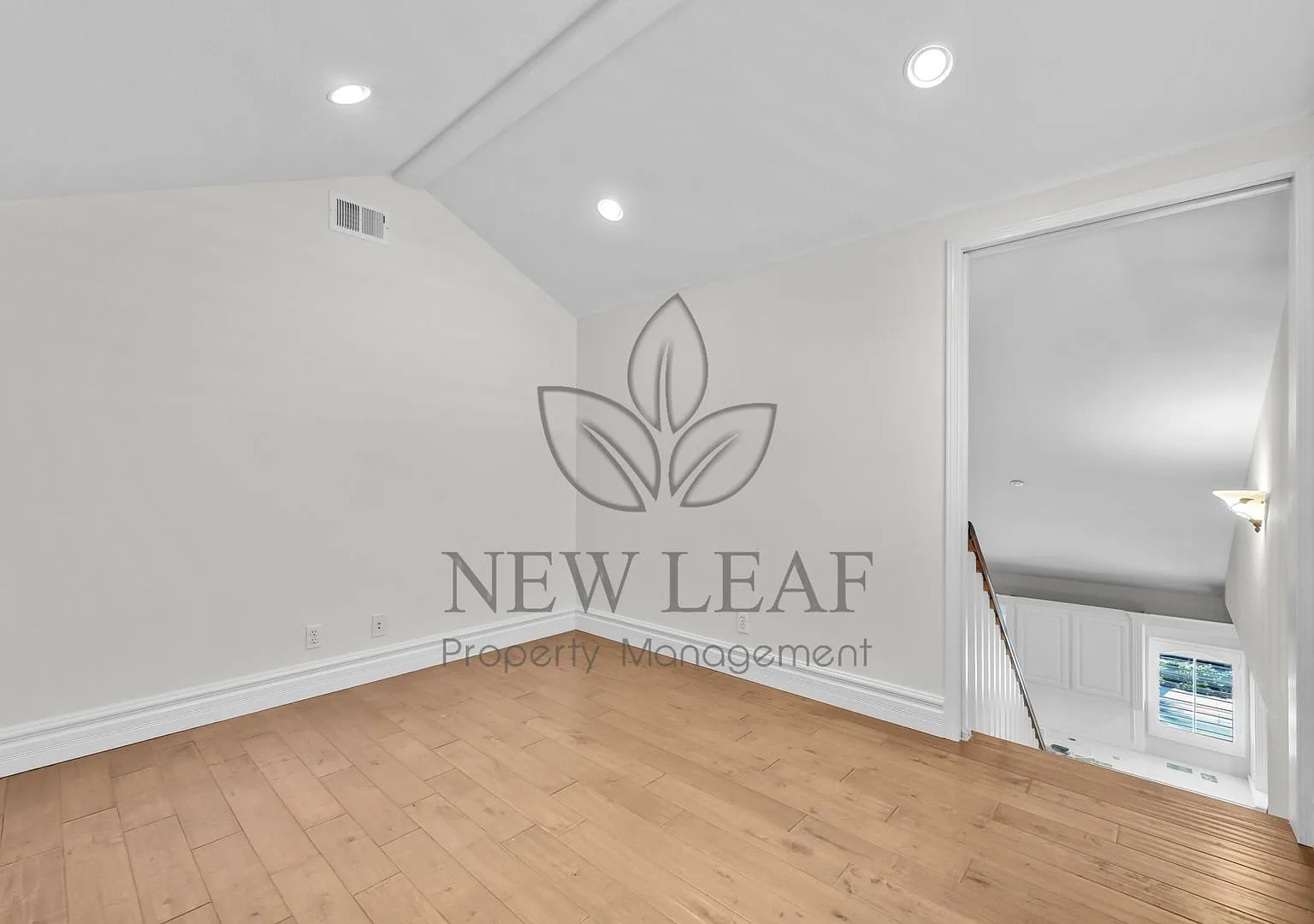 Stunning 4 Bedroom In Huntington Beach — Photo 3
