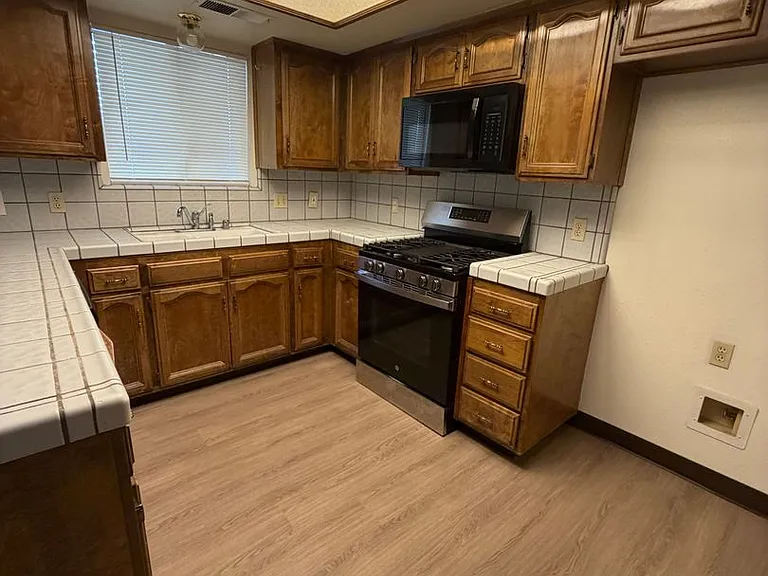 1635 E Eastbrook Ave — Photo 4